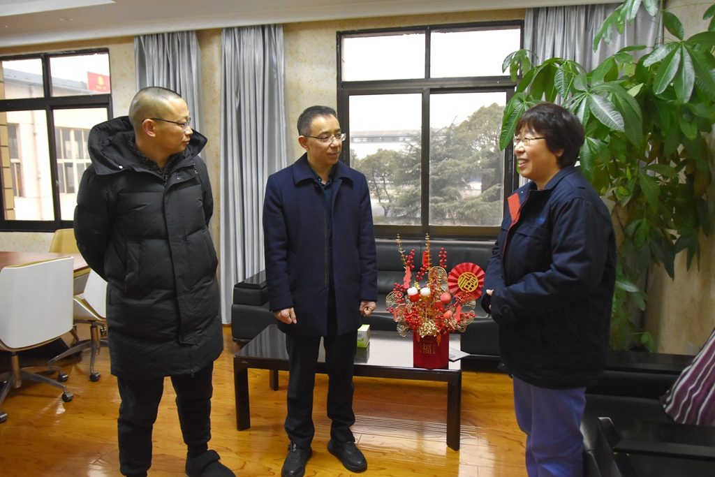 2月2日，羅江區(qū)委書記黃琦率隊到公司督導(dǎo)檢查“春節(jié)”節(jié)前安全生產(chǎn)工作，走訪慰問專家人才；公司總經(jīng)理楊文毅接受慰問。1月18日、30日，羅江區(qū)委、政府、人大還分別慰問了公司特聘專家田愛娟和安全環(huán)保部王東梅、動力分廠趙會泉、機建分廠杜海。3..JPG