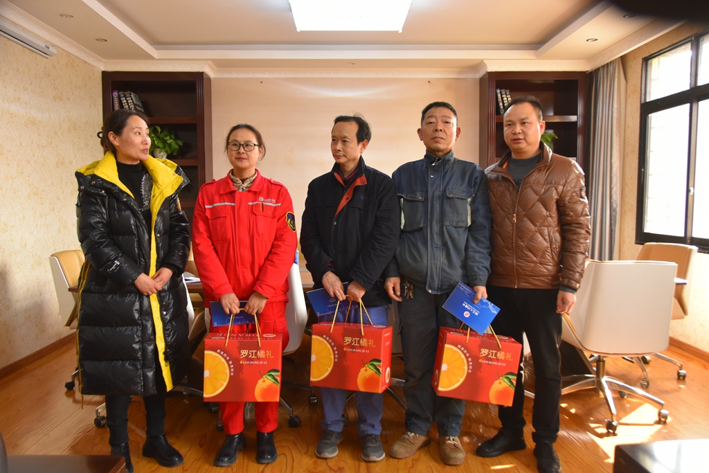 2月2日，羅江區(qū)委書記黃琦率隊到公司督導(dǎo)檢查“春節(jié)”節(jié)前安全生產(chǎn)工作，走訪慰問專家人才；公司總經(jīng)理楊文毅接受慰問。1月18日、30日，羅江區(qū)委、政府、人大還分別慰問了公司特聘專家田愛娟和安全環(huán)保部王東梅、動力分廠趙會泉、機建分廠杜海。4.JPG